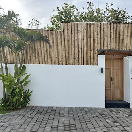 The Suites By The Young Villas Улувату Экстерьер фото