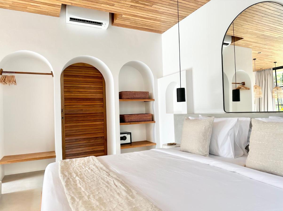 The Suites By The Young Villas Улувату Экстерьер фото