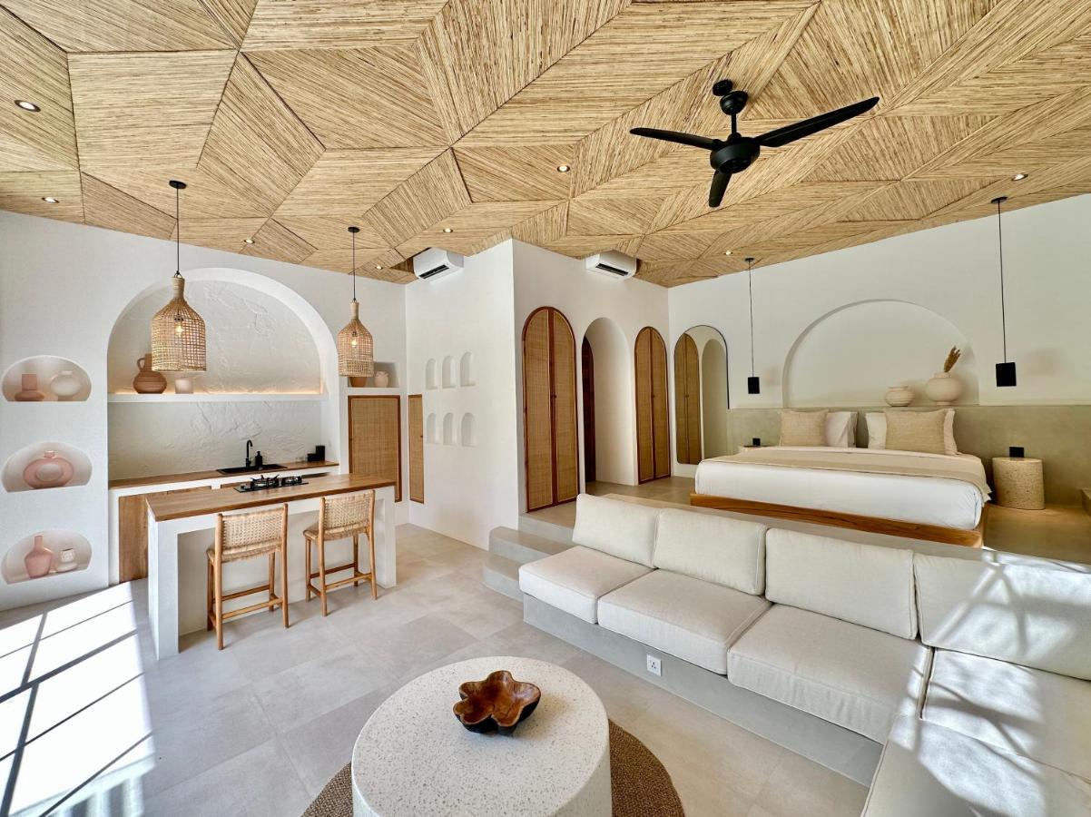 The Suites By The Young Villas Улувату Экстерьер фото