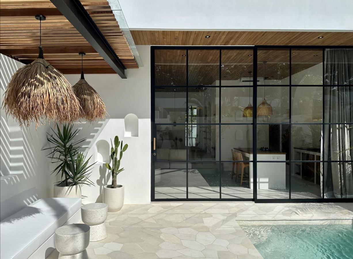 The Suites By The Young Villas Улувату Экстерьер фото