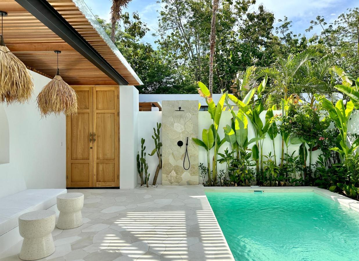 The Suites By The Young Villas Улувату Экстерьер фото