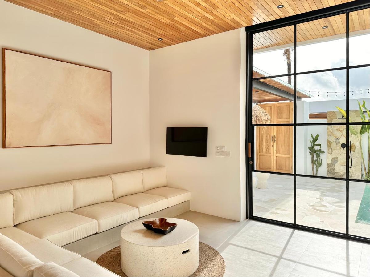 The Suites By The Young Villas Улувату Экстерьер фото