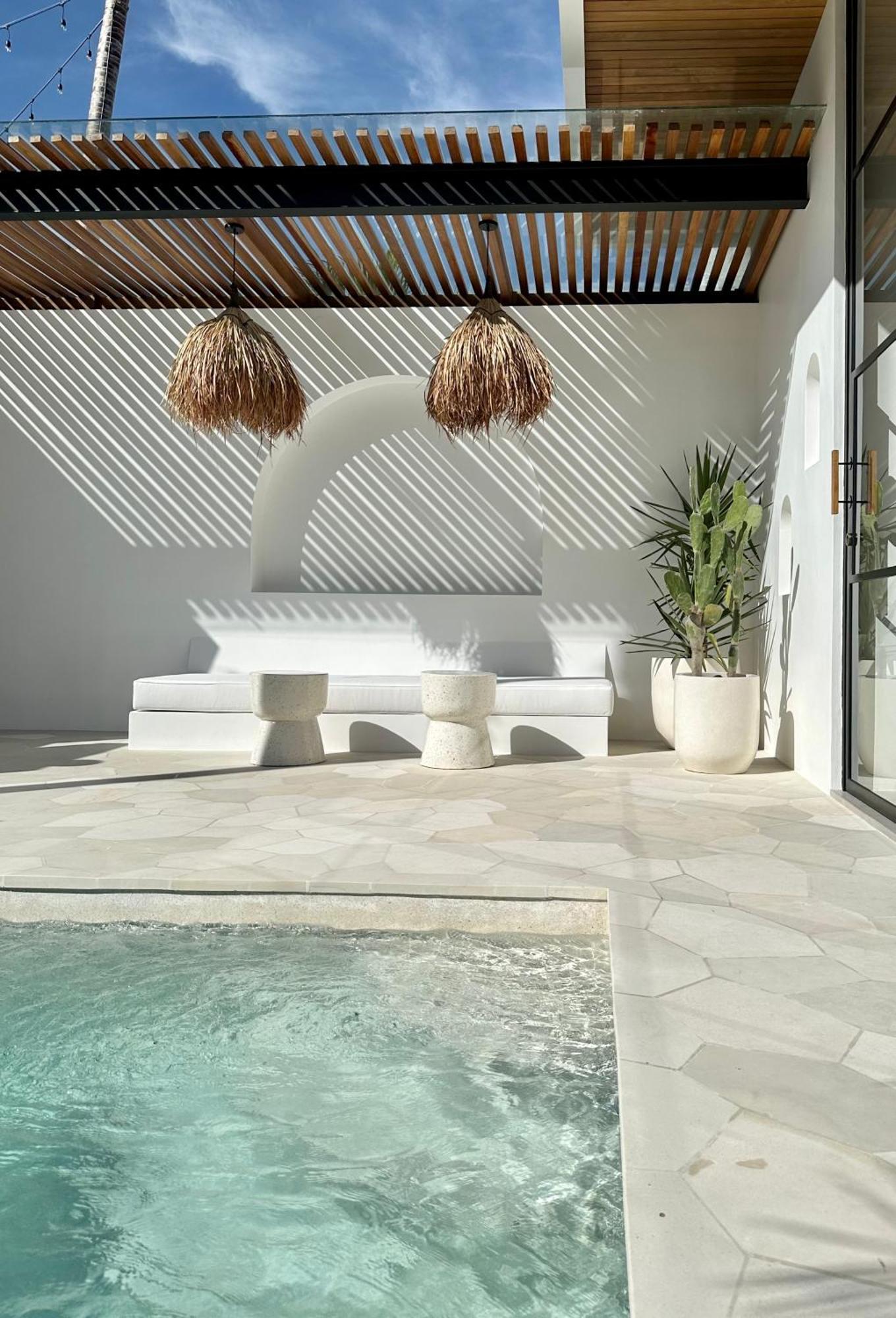 The Suites By The Young Villas Улувату Экстерьер фото