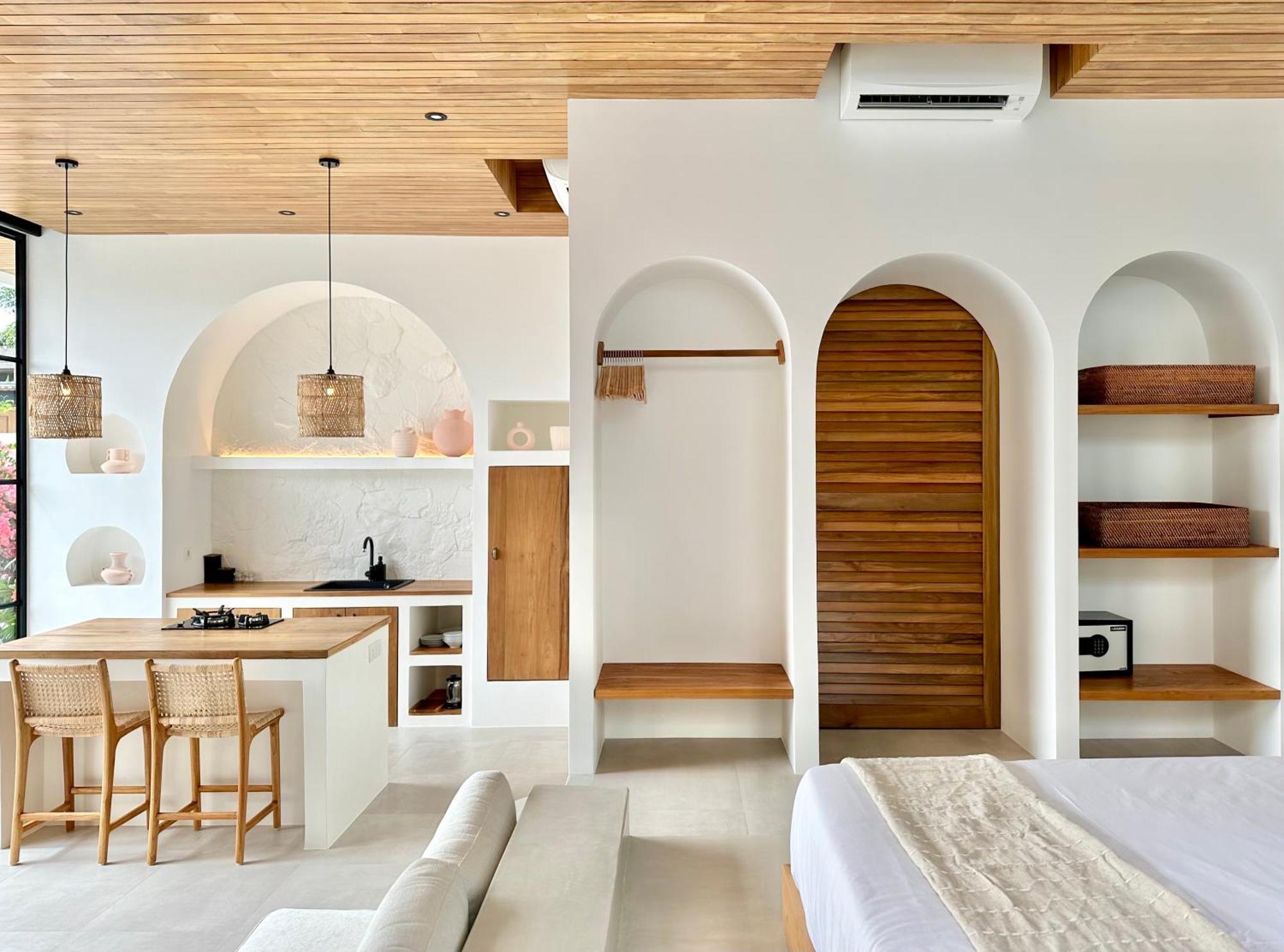 The Suites By The Young Villas Улувату Экстерьер фото